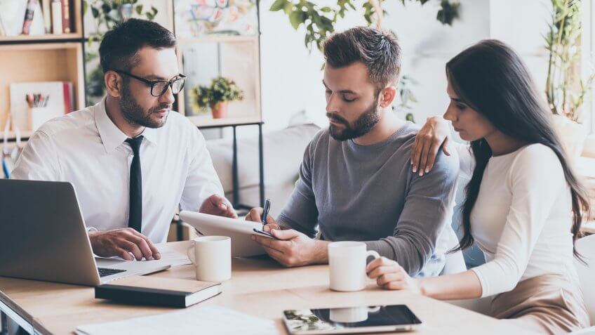 couple-consulting-health-insurance-agent