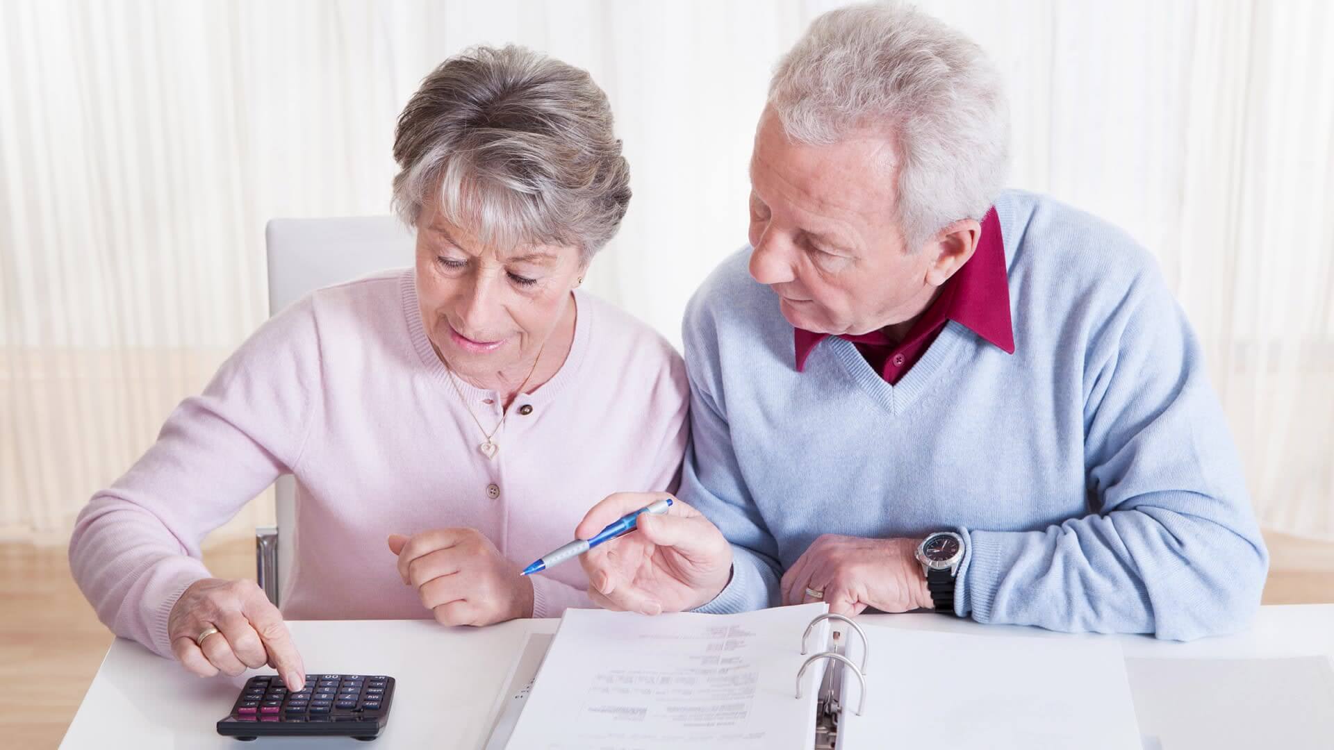 Повышение пенсии старше. Пенсионеры. Финансовая грамотность для пожилых. Пенсионер с калькулятором. Пожилые люди и финансы.