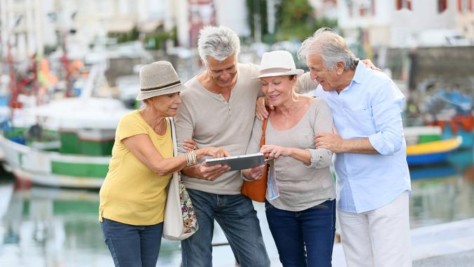 senior-friends-travel