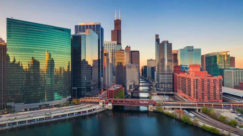 Cityscape image of Chicago downtown at sunrise.