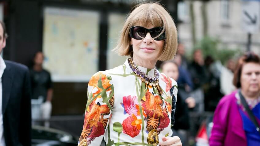 PARIS-OCTOBER-1, 2016: VOGUE redactrice "Anna Wintour" is going to a fashion show in Paris.