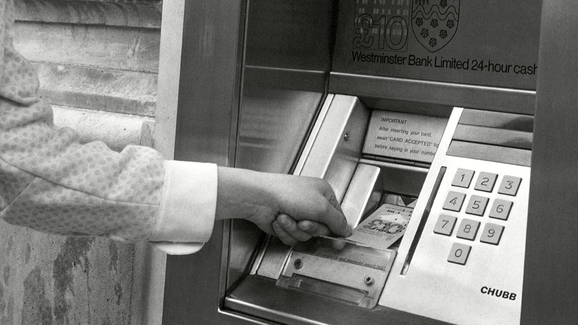 First atm. ATM 1967. Первый Банкомат. Самый первый Банкомат. Первый Банкомат 1967.