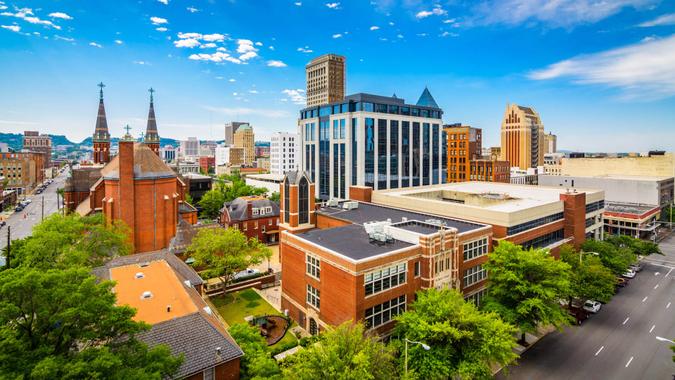 33. Alabama Birmingham, Alabama, USA downtown city skyline.
