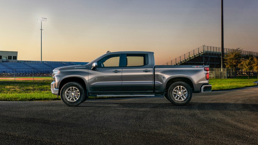 The all-new 2019 Silverado LT features chrome accents on the bumpers, front grille and mirror caps, a Chevrolet bowtie in the grille, LED reflector headlamps and signature daytime running lights.
