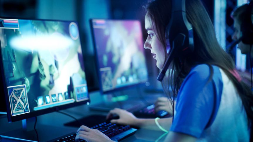 professional girl gamer