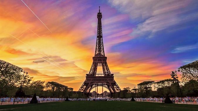 The Eiffel Tower in Paris against a backdrop of a colorful sunset