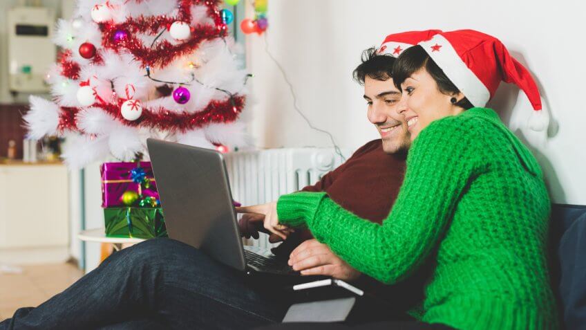 couple shopping online