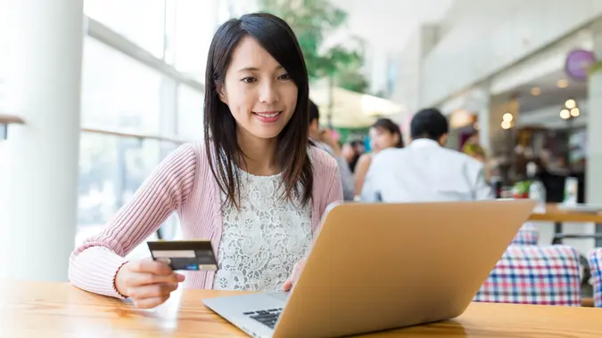 girl with credit card laptop