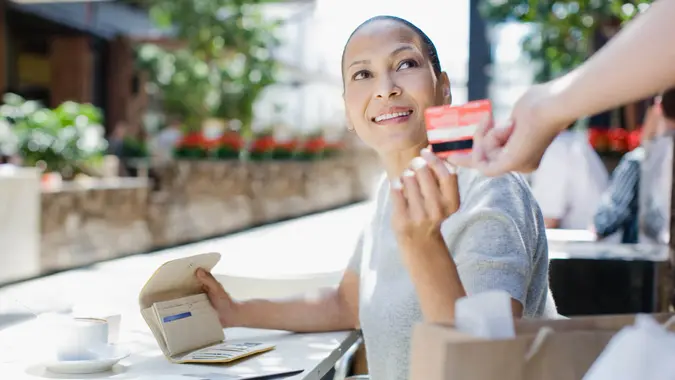 Woman paying for coffee with credit card.