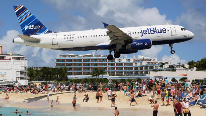 St. Martin, Netherlands Antilles - February 8, 2014: A jetBlue Airbus A320 with the registration N639JB approaching St. Martin Airport (SXM). St. Martin is rated one of the most dangerous airports in the world. JetBlue is an American airline, headquartered in New York City.