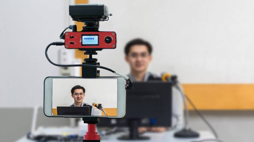 virtual teacher hosting online class