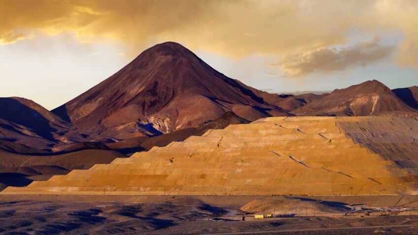 Large modern gold mine in the Nevada desert