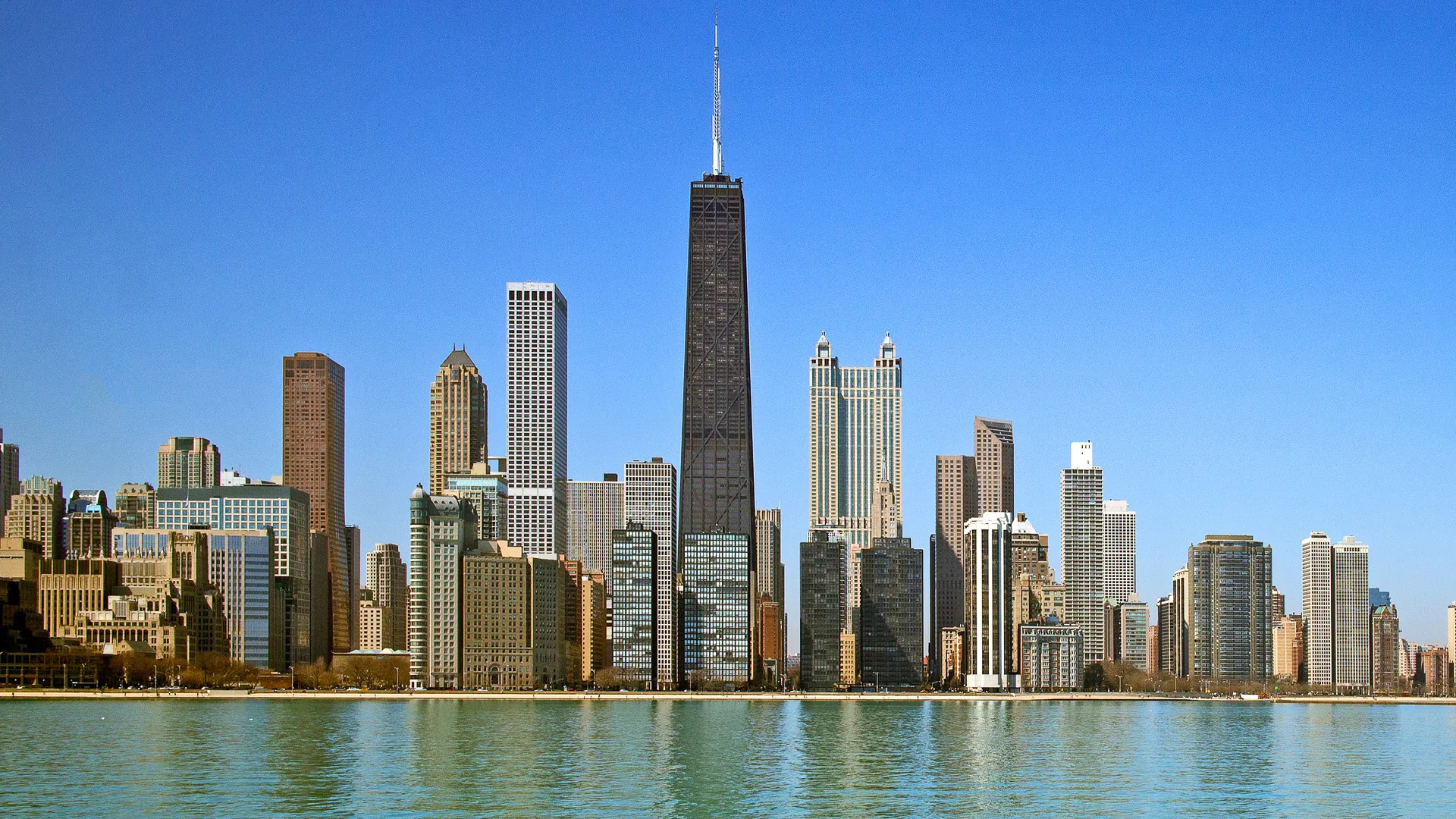 芝加哥的日景，建筑物倒映在水面上。