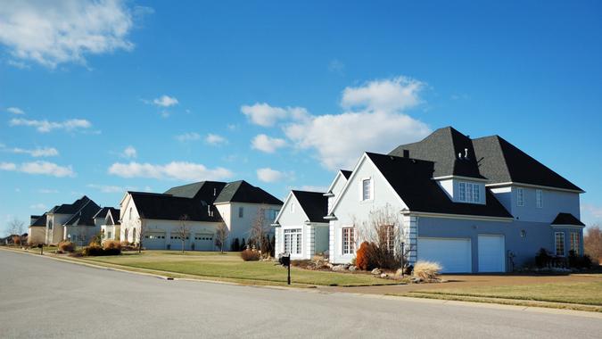 Group of modern upscale homes along a street in a US subdivision.