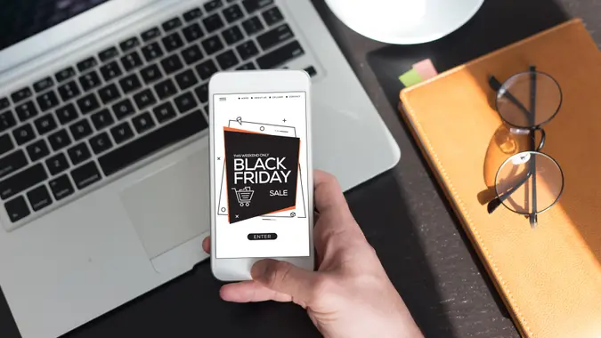 BLACK FRIDAY CONCEPT ON MOBILE PHONE SCREEN.