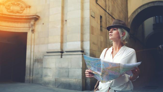 20 female tourist using map to navigate GaudiLab-shutterstock_380002399 10980, Horizontal