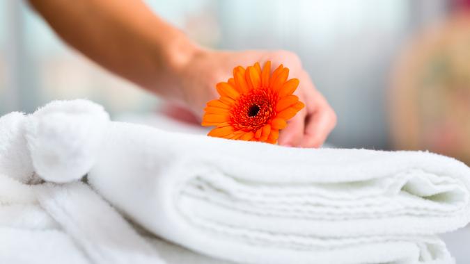 24 flower on top of clean white towels Kzenon-shutterstock_118522849 10980, Horizontal