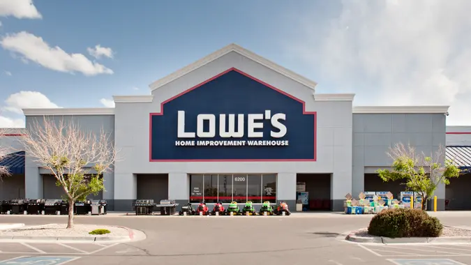 Are Lowe's stores open on Christmas Day in 2022?