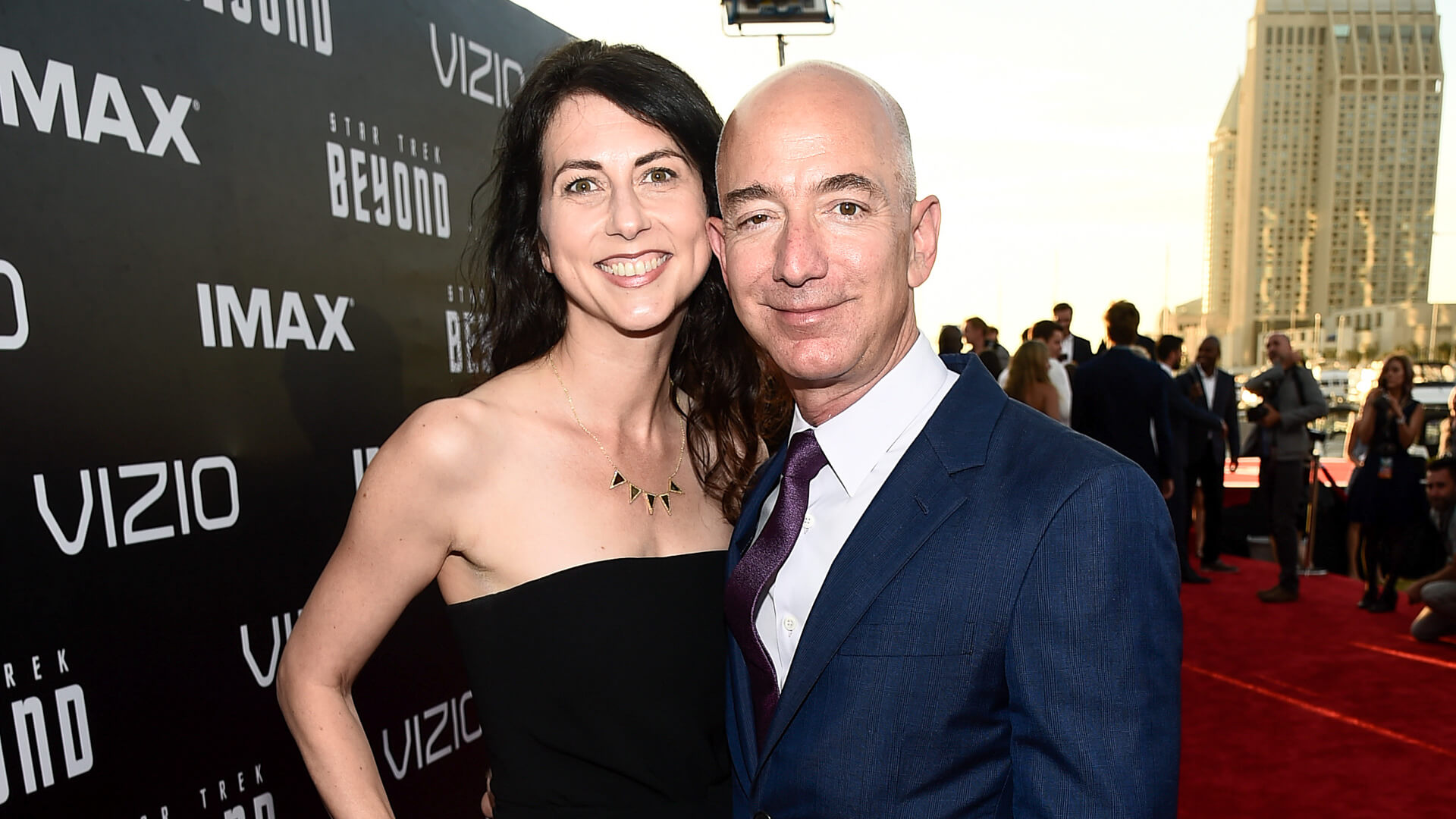 Jeff Bezos MacKenzie Bezos ile ilgili gÃ¶rsel sonucu