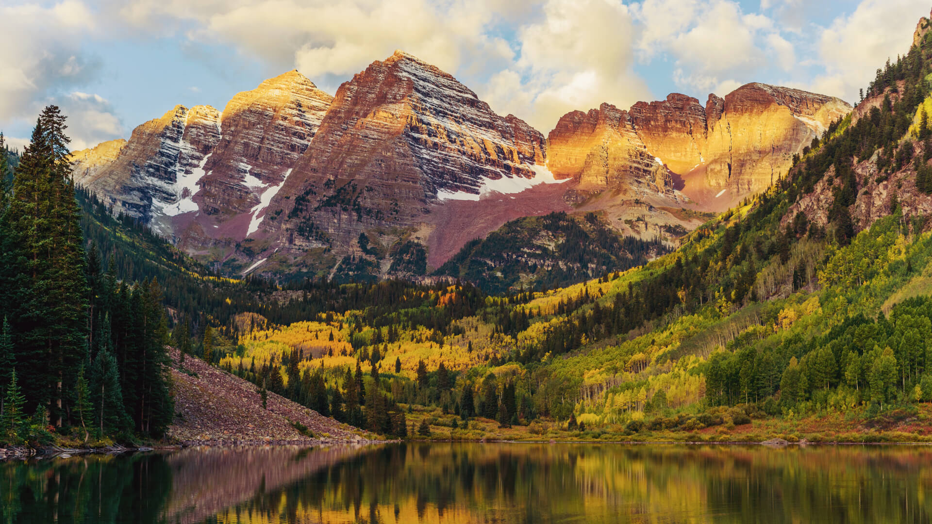 Maroon Bells peaks and Lake at Sunrise, Colorado, USA.