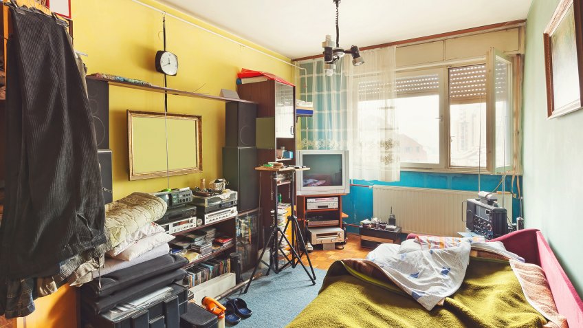 messy unorganized room