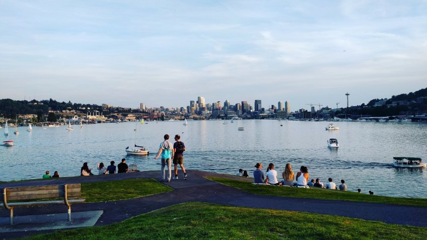 people looking over Seattle from Gas Works Park