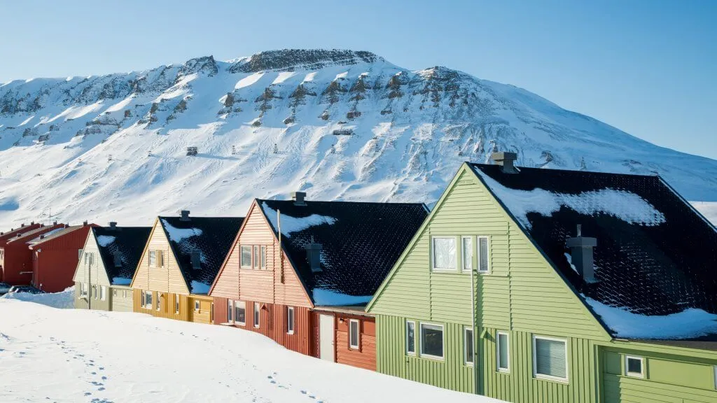 LONGYEARBYEN, SPITSBERGEN, NORWAY shutterstock_357878414