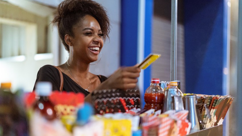 woman using her credit card