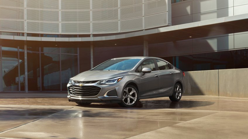 2019 Cruze Sedan Premier grille designs reinforce Cruze’s premium appearance.