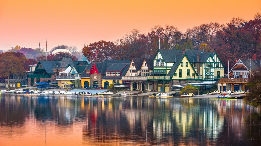 Philadelphia, Pennsylvania, USA dawn on the Schuylkill River at Boathouse Row.