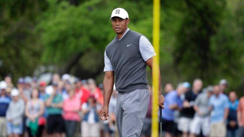 Tiger Woods putts at Dell Technologies Match Play Tournament