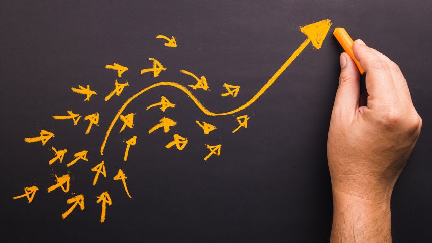Hand draw a curve arrow leader with many small follower on chalkboard - Image.