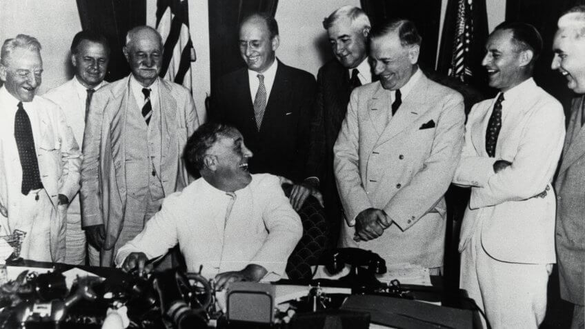 Franklin Delano Roosevelt signs Banking Act of 1935