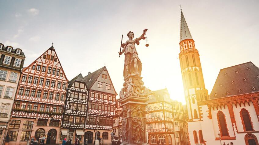 Old Town Romerberg with The East Row (Ostzeile), Statue of Justice (Justitia) and Church of Nikolai (Nikolaikirche) is the busy market square and tourist destination located in Frankfurt's in the heart of Frankfurt am Main, Hessen, Deutschland.