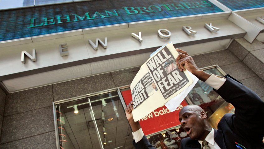man-demonstrates-outside-the-Lehman-Brothers-headquarters-after-its-collapse in 2008