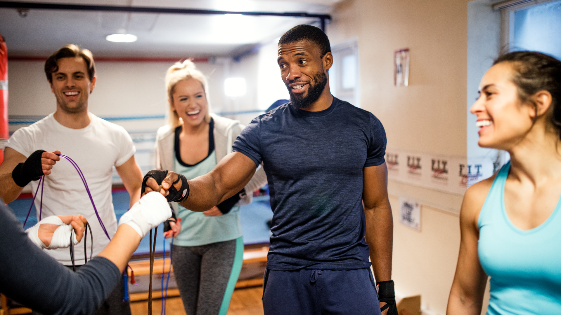 Упорный тренер. Тренеры Team Gym. Фитнес тренер мужчина. Health Coaching фото. Дежурный тренер тренажерного зала.