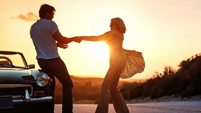 retired cretired couple on road tripouple on roadtrip