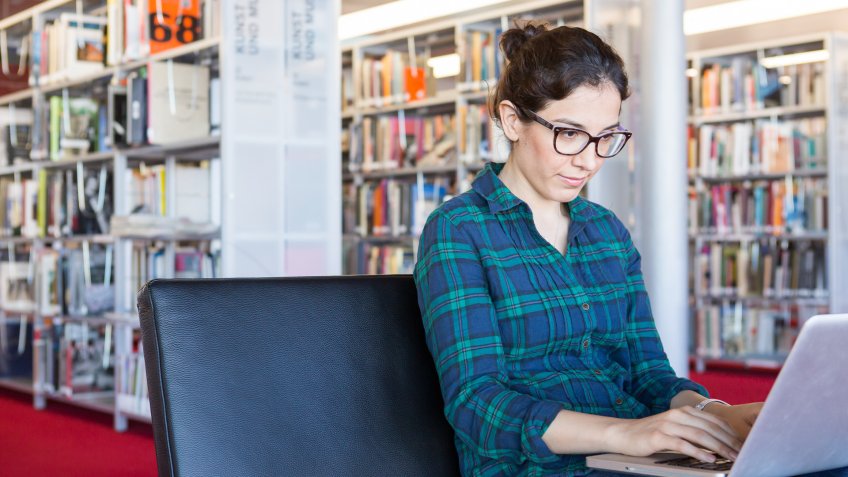 student using free resources