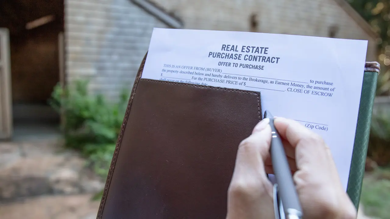 Real Estate Purchase Agreement & Contract: Legal Document for buying and selling real estate.