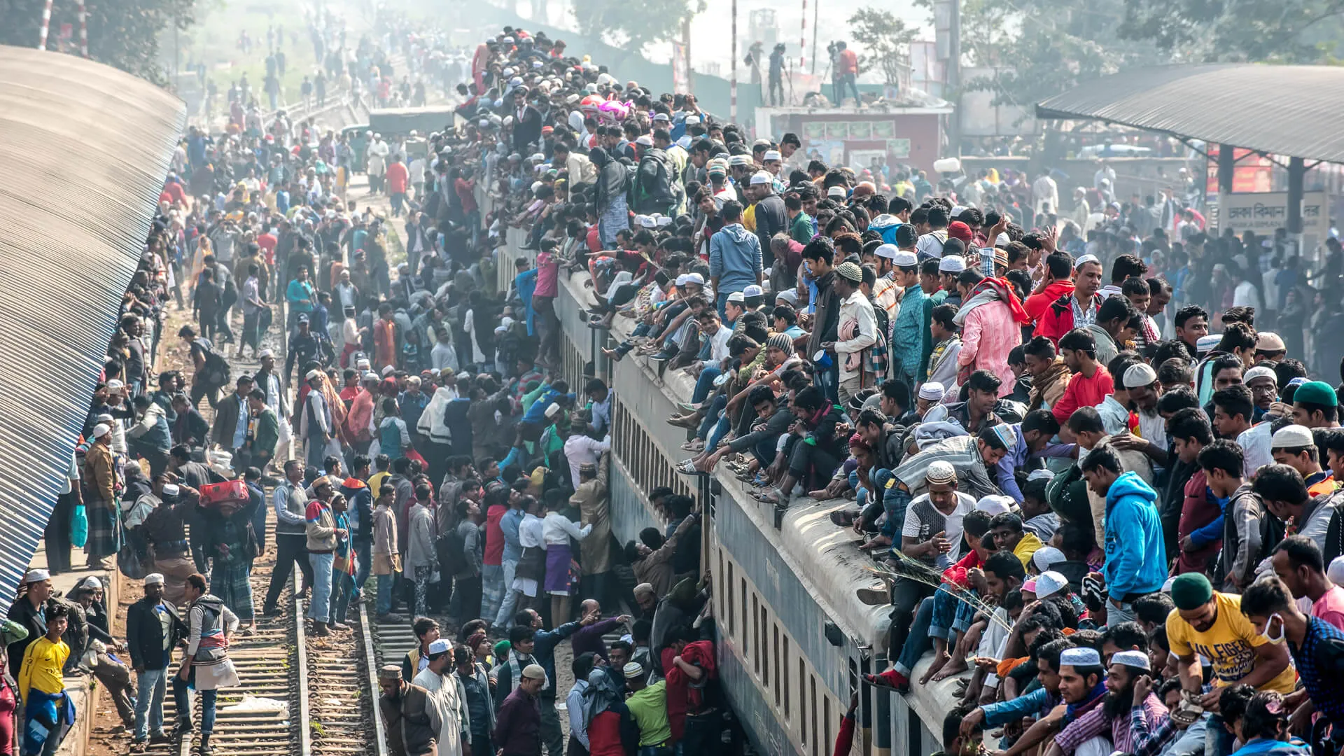 Dhaka Bangladesh train full of passengers due to overpopulation