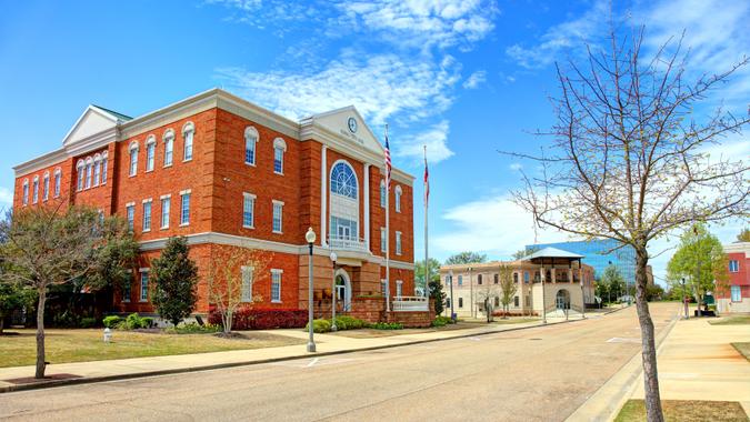 Tupelo, Mississippi City Hall Tupelo is the county seat and the largest city of Lee County, Mississippi, United States.
