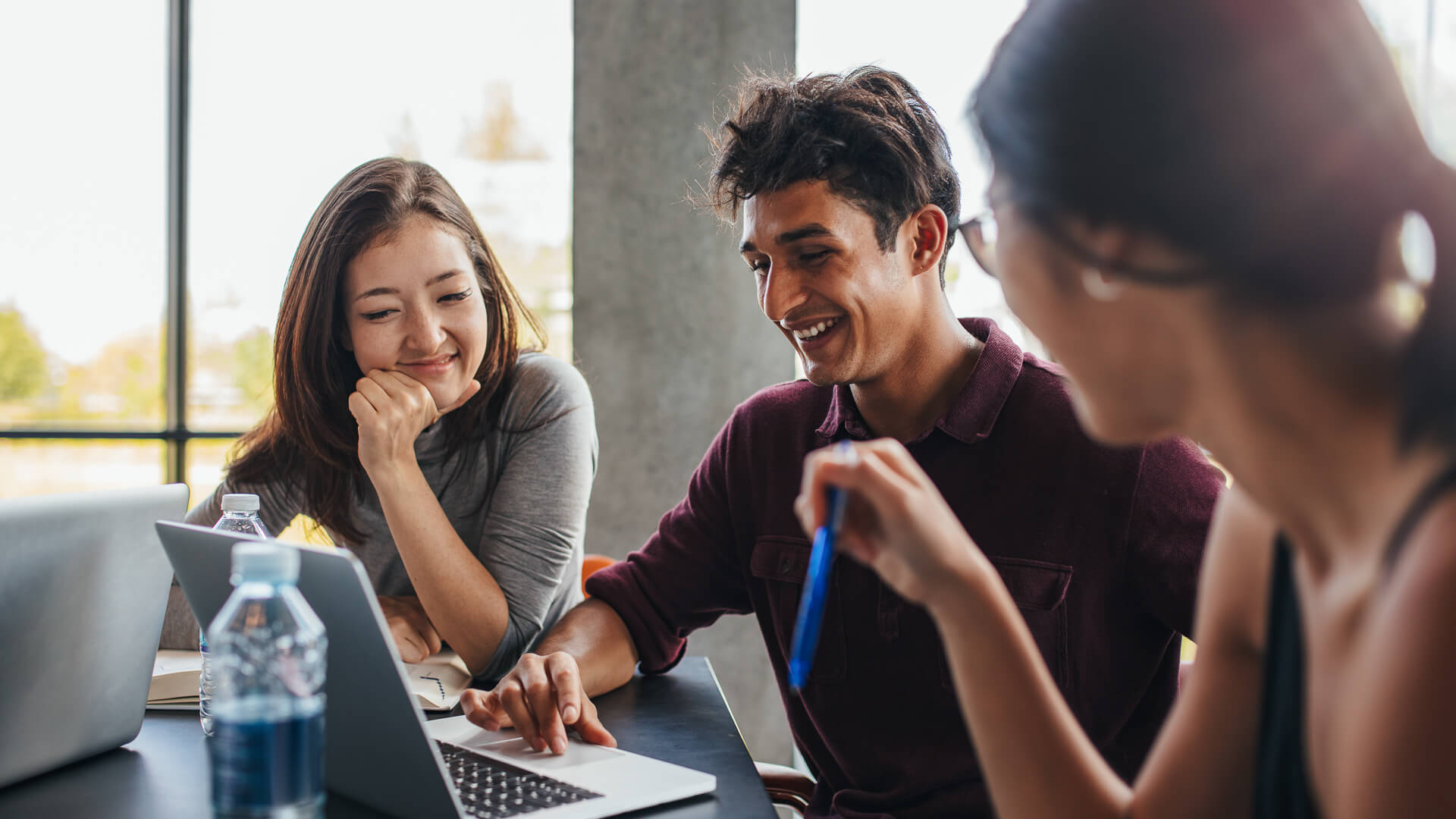 Studying together. Студент с ноутбуком. Группа студентов. Ноутбук с группой людей. Группа людей за ноутбуками.