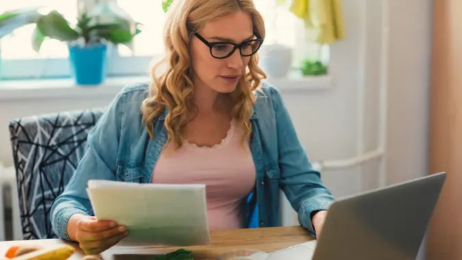 Pregnant Woman e-banking.