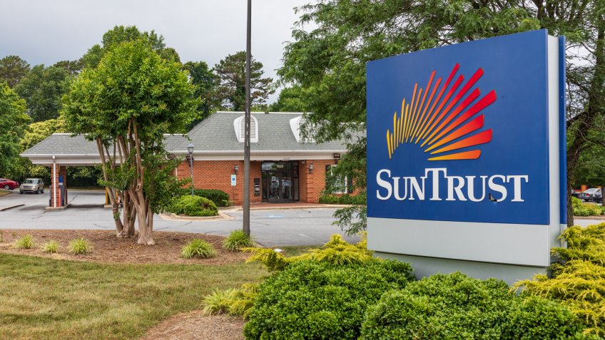 HICKORY, NC, USA-JUNE 5, 2019: A branch of Suntrust Bank, headquartered in Atlanta, GA.