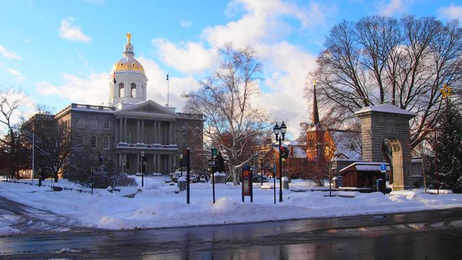 Vue sur le Capitol du New Hampshire et sa place public décorée pour le temps des fêtes.