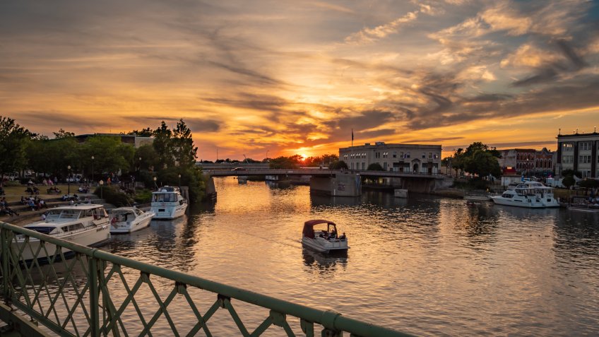 Sunset over North Tonawanda close to the West End of the Erie Canal.