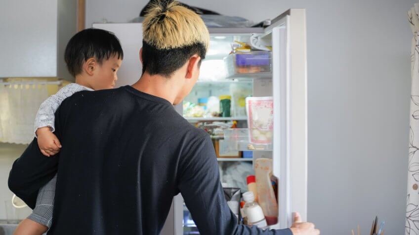 His father, who lives in Asia, holds his son and performs the housework instead of his wife.