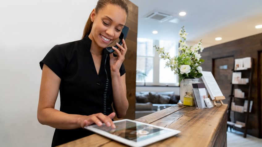 Salon receptionist jobs in rockford il