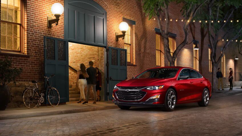 The first-ever 2019 Malibu RS offers a sporty, personalized appearance that include 18-inch machined wheels, black sport grille, black bowtie emblems, a rear spoiler and a dual-outlet exhaust.