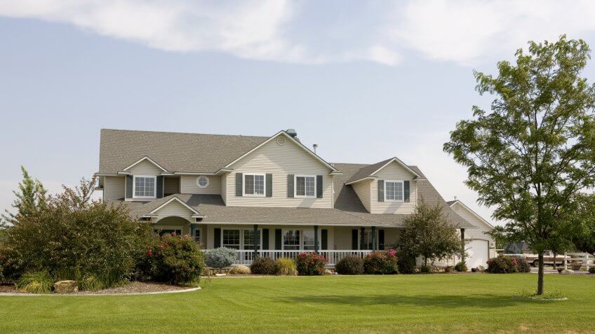 Yellow country home with nice landscaped yard - Image.